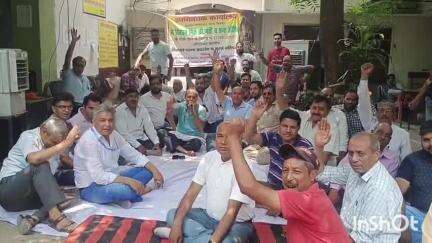 नजीबाबाद: रजिस्ट्रार कार्यालय नजीबाबाद में दस्तावेज लेखक संघ की एक आवश्यक बैठक हुई