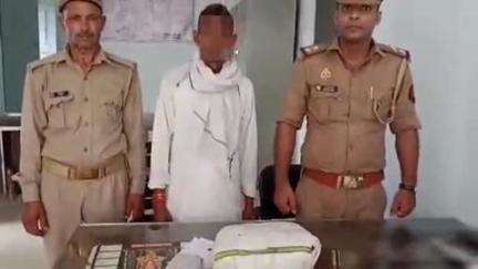 हाथरस: कोतवाली चंदपा पुलिस ने गांव कुंवरपुर निवासी अभियुक्त को चेकिंग में 900 ग्राम गांजा के साथ किया गिरफ्तार