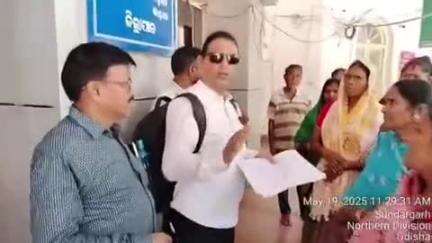 ସୁନ୍ଦରଗଡ ସହର: ରାଣୀବଗିଚା ସମେତ ଆଖପାଖ ଅଞ୍ଚଳର ବାସିନ୍ଦା ବିଭିନ୍ନ ଦାବି ନେଇ ଜିଲ୍ଲାପାଳଙ୍କ ଅଫିସ ସମ୍ମୁଖରେ ଦେଲେ ଧାରଣା