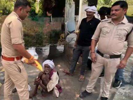 टीकमगढ़: एसपी कार्यालय के पास सड़क किनारे खाना मांग रहे वृद्ध की कोतवाली थाना प्रभारी ने की मदद