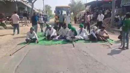 खागा: शोहदमऊ गांव की सड़क को जाम कर भारतीय किसान यूनियन राष्ट्रवादी के पदाधिकारियों ने किया हंगामा