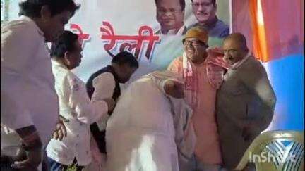 दुमका: कार्यक्रम में कुर्सी से गिरे पूर्व सांसद फुरकान अंसारी, बाल-बाल बचे