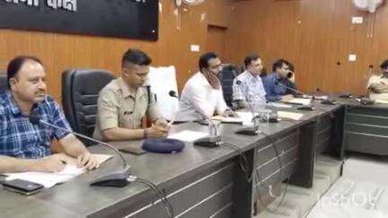 गोपालगंज: कलेक्ट्रेट परिसर में भूमि विवाद के निपटारे में तेज़ी लाने के लिए डीएम व एसपी ने सीओ और थाना प्रभारियों के साथ की बैठक