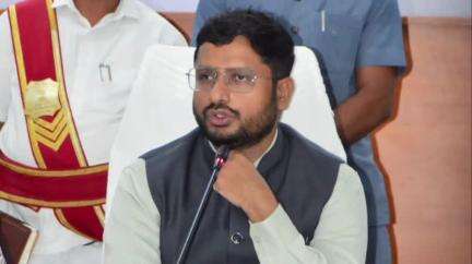 జనగాం: ఇందిరమ్మ ఇళ్ల పెండింగ్ దరఖాస్తులు సర్వే వేగవంతం చేయాలి:కలెక్టర్ రిజ్వాన్ భాషా షేక్