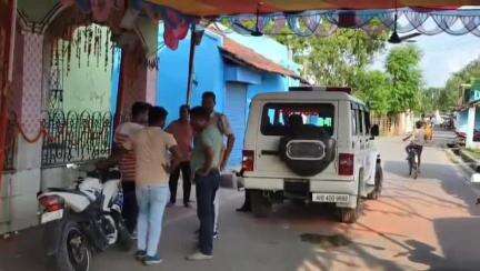 ফরিদপুর দুর্গাপুর: দুর্গাপুরের কাদা রোড গ্যামন কলোনির ২৪ প্রহর ঘিরে উত্তেজনা, ঘটনাস্থলে দুর্গাপুর থানার পুলিশ