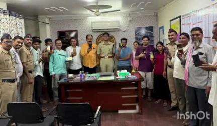 अकोट: पोलीस उपविभागीय कार्यालय येथे 1 लाख 95 हजार 999 रुपय किंमतीचे 12 हरवलेले मोबाईल मूळ मालकांना केले परत