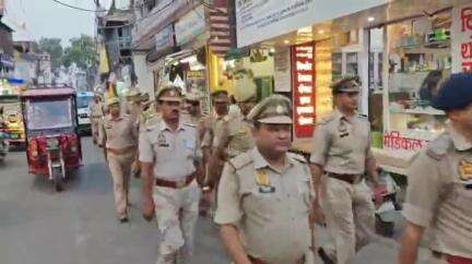 शाहजहांपुर: सीओ सिटी ने आगामी त्यौहार के दृष्टिगत कोतवाली क्षेत्र में किया पैदल गश्त
