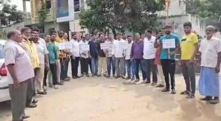 ఇబ్రహీంపట్నం: నాగోల్ బండ్లగూడలో  మంచినీటి సమస్యను పరిష్కరించాలని ధర్నా చేసిన గ్రామస్తులు