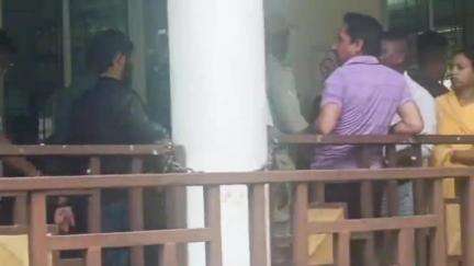 মৰাণ: আছুৰ প্ৰাক্তন সম্পাদকক হেণ্ডকাফ লগাই আদালতলৈ নিয়া ঘটনাক মৰাণত তীব্ৰ গৰিহণা টাইপাৰ কেন্দ্ৰীয় সভাপতি বিজয় ৰাজকোঁৱৰৰ