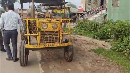 गोमिया: IEL इंडियन बैंक रेलवे फाटक के पास खनन विभाग और पुलिस ने अवैध बालू से लदा ट्रैक्टर जब्त किया, मामला दर्ज