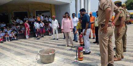 शाहजहांपुर: जी0डी0 गोयंका पब्लिक स्कूल में अपर जिलाधिकारी (वि०रा०) अरविंद कुमार की उपस्थिति में आपदा बचाव का मॉकड्रिल आयोजित