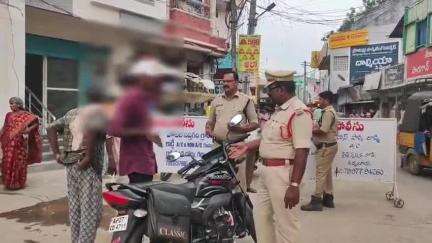 గిద్దలూరు: గిద్దలూరు పట్టణంలో వాహన తనిఖీలు నిర్వహించి నిబంధనలు పాటించని ద్విచక్ర వాహనదారులకు జరిమానా విధించిన పోలీసులు