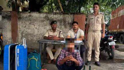 गोपालगंज: ढ़ोढ़वलिया मोड़ के पास उत्पाद विभाग की टीम ने 33 लीटर विदेशी शराब के साथ एक आरोपी को किया गिरफ्तार