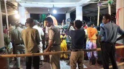 মঙ্গলকোট: ঝড়বৃষ্টিকে উপেক্ষা করে দর্শনার্থীদের ঢল মঙ্গলকোটের ক্ষীরগ্রামে, যোগাদ্যাকে দর্শনে পুলিশি নিরাপত্তা আঁটোসাঁটো করা হয়