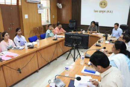 झाबुआ: झाबुआ में कलेक्टर की अध्यक्षता में निर्माण कार्यों की समीक्षा बैठक आयोजित