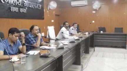गोपालगंज: डीएम ने समाहरणालय सभागार में विकास योजनाओं की सख्त समीक्षा की