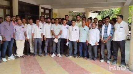 जळगाव: जळगाव जिल्हा परिषदेसमोर रुग्णवाहिका चालकांचे आंदोलन