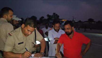 सीतापुर: सीतापुर के राधापुर बैरियर के पास यातायात नियमों के पालन के लिए परिवहन उड़नदस्ता की टीम ने बसों की की सघन चेकिंग
