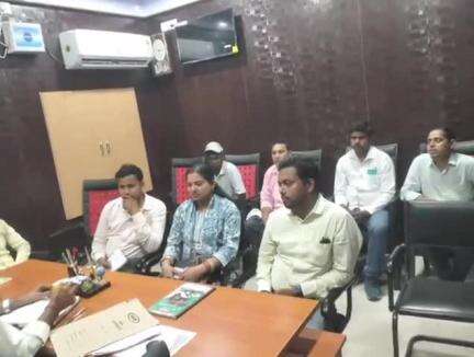 पकरीबरावां: प्रखंड कार्यालय सभागार में बीडीओ ने बैठक कर योजनाओं के क्रियान्वयन में तेजी लाने के दिए निर्देश