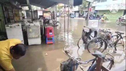 রায়গঞ্জ: রাতভর টানা বৃষ্টিতে আরও একবার রায়গঞ্জ শহরের জল যন্ত্রনার ছবিটা ধরা পড়লো ক্যামেরায়