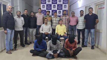 અંજાર: ધાર્મિક વિધિના નામે ગાંધીધામ ગુરુકુળ વિસ્તારમાં મહિલા સાથે ઠગાઈ કરનાર અંજારના ગુરુ અને ચેલાની ત્રિપુટીને એલસીબીએ ઝડપી