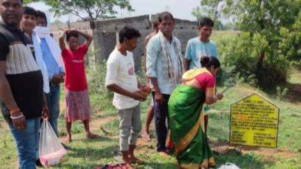 चक्रधरपुर: जिला परिषद सदस्य मीना जोंको ने मेरमेरा गांव में सामुदायिक शौचालय निर्माण कार्य का किया शिलान्यास