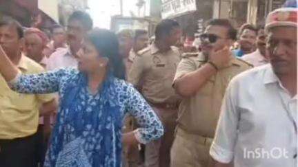 सलेमपुर: लार कस्बे में अवैध अतिक्रमण के खिलाफ प्रशासन ने चलाया बुलडोजर