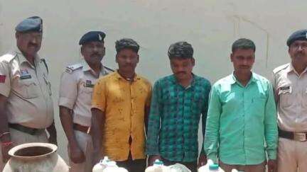 मस्तुरी: सीपत पुलिस ने निरतू जंगल लीलागर नदी किनारे की रेड कार्यवाही में 255 लीटर कच्ची महुआ शराब की जप्त
