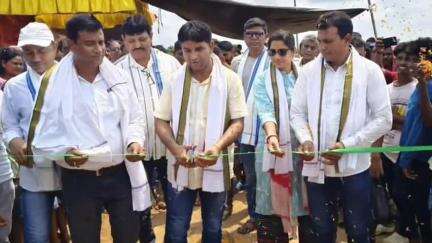 দুবরাজপুর: আরোয়া-খোসনগর ৪.২ কিমি পিচ রাস্তার কাজের শুভ উদ্বোধন