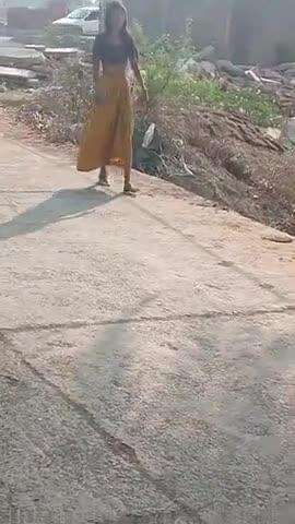 एक पागल औरत ग्राम नौगांव में घूम रही हे कहा