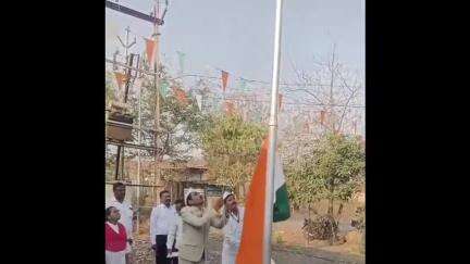 सेनगाव: अप्पर तहसील कार्यालय गोरेगांव येथे महाराष्ट्र दिन साजरा, नायब तहसीलदार अंकुश पावडे यांच्या हस्ते ध्वजारोहण