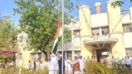 हिंगोली: तहसील कार्यालय परिसरात महाराष्ट्र दिनानिमित्त ध्वजारोहण ,आमदार तानाजीराव मुटकुळे यांची उपस्थिती