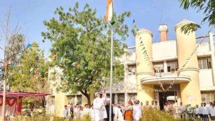 सेनगाव: आमदार तानाजीराव मुटकुळे यांच्या हस्ते महाराष्ट्र दिनानिमित्त तहसील कार्यालय परिसरात ध्वजारोहण