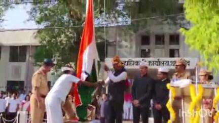 जिल्हाधिकारी कार्यालय येथे पालकमंत्री प्रताप सरनाईक यांच्या हस्ते ध्वजारोहण