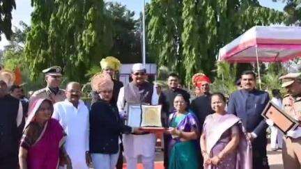 नगर: अहिल्यानगर पोलीस परेड ग्राउंडवर पालकमंत्री विखे यांच्या हस्ते शासकिय ध्वजारोहण संपन्न