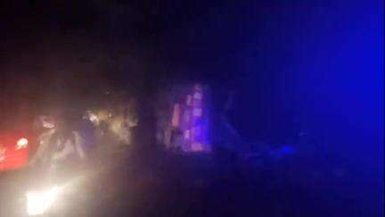 महरौनी: महरौनी मार्ग पर सजनाम नदी के पुल के पास तेज रफ्तार ट्रक अनियंत्रित होकर पलटा, बोलेरो सवार बाल-बाल बचे