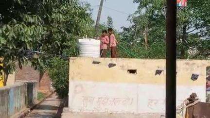 अध्यापक छोटे-छोटे छात्रों से शौचालय की छत पर चढ़वाकर टंकी में पानी भरवाते हैं अगर पैर फिसल जाए तो कौन बनेगा जिम्मेदार।