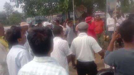 মানবাজার ১: CITU মোটর ট্রান্সপোর্ট ওয়ার্কার্স ইউনিয়ন উদ্যোগে মানবাজার বাসস্ট্যান্ডে মে দিবস পালন
