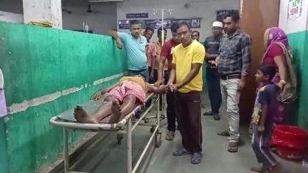 বলরামপুর: বলরামপুর কালীতলায় গাড়ির ধাক্কায় আহত ব্যক্তি, চিকিৎসার জন্য পাঠানো হল পুরুলিয়া মেডিক্যাল কলেজে
