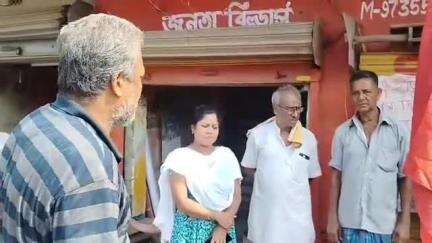 স্বরূপনগর: মে দিবস উপলক্ষে দত্তপাড়া দলীয় কার্যালয়ে দলীয় পতাকা উত্তোলন করলেন কমরেড হামালউদ্দিন আহমেদ