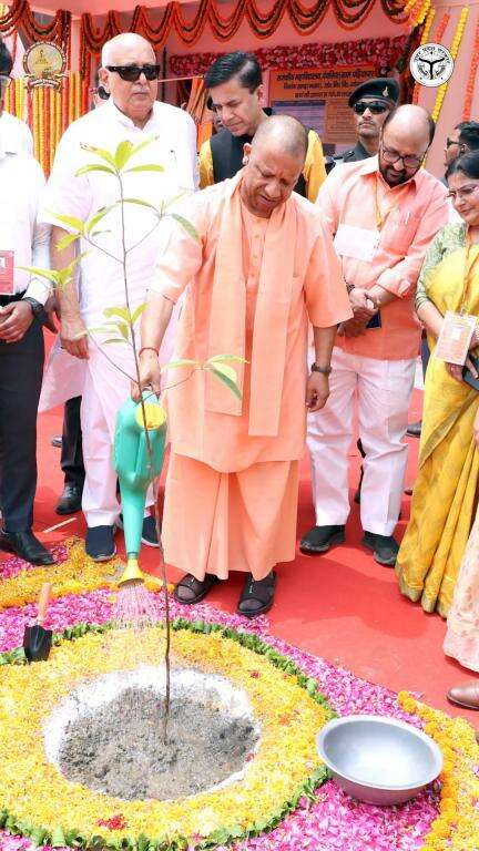 आज सरकार हर तबके के लिए सामाजिक सुरक्षा की गारंटी दे रही है… 

#NayeBharatKaNayaUP