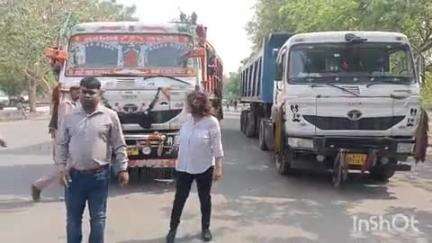 टूंडला: तहसीलदार और खनन अधिकारी ने एटा रोड पर ओवरलोड चल रहे चार डंपरों को पकड़ा, एक का किया चालान