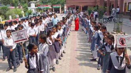 पूरनपुर: नगर के एक विद्यालय के छात्र-छात्राओं ने पहलगाम की घटना को लेकर राष्ट्रपति को संबोधित ज्ञापन एसडीएम को सौंपा