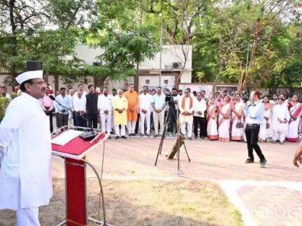 बल्लारपूर: बल्लारपूर येथील तहसील कार्यालयात आमदार सुधीर मुनगंटीवार यांच्या हस्ते ध्वजारोहण