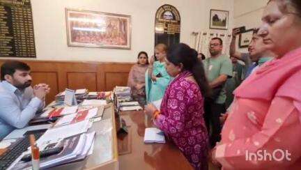 सोलन: शहर के क्लीन में एक ही बिल्डिंग में खुले शराब के ठेके और आंगनबाड़ी केंद्र को लेकर स्थानीय लोगों ने ADC को सौंपा ज्ञापन