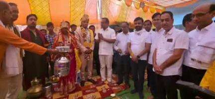 बाबई: माखन नगर के बर्रा टोला में सिद्ध बाबा पर आयोजित सामूहिक विवाह सम्मेलन में विधायक शामिल हुए