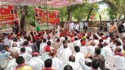 मऊ: कलेक्ट्रेट में समाजवादी पार्टी के कार्यकर्ताओं ने राज्यसभा सांसद रामजीलाल सुमन को धमकी देने के मामले में किया प्रदर्शन
