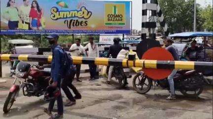 নলহাটি ১: যান্ত্রিক ত্রুটির জেরে নলহাটিতে বন্ধ রেলগেট, চরম ভোগান্তিতে যাত্রীরা #jansamasya