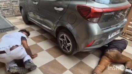सोलन: ITI सोलन के समीप स्थित पार्किंग में खड़ी कार में घुसा सांप, समाजसेवी स्नेक रेस्क्यू टीम ने कड़ी मशक्कत से पकड़ा