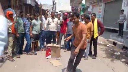 पहलगाम में हुए आतंकी हमले को लेकर बिसावर बाजार बंद पाकिस्तान का पुतला फूंका

हाथरस
बिसावर व्यापार मंडल, सामाजिक और धार्म